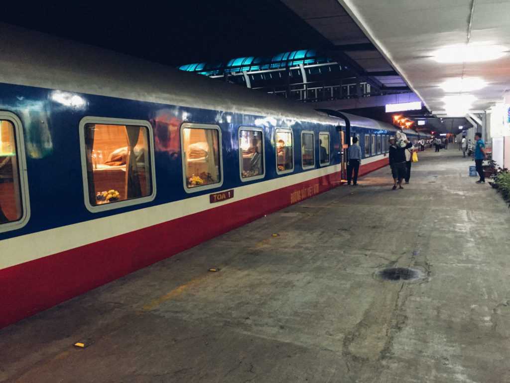 Nachtzug Hanoi Hue Vietnam Bahnhof