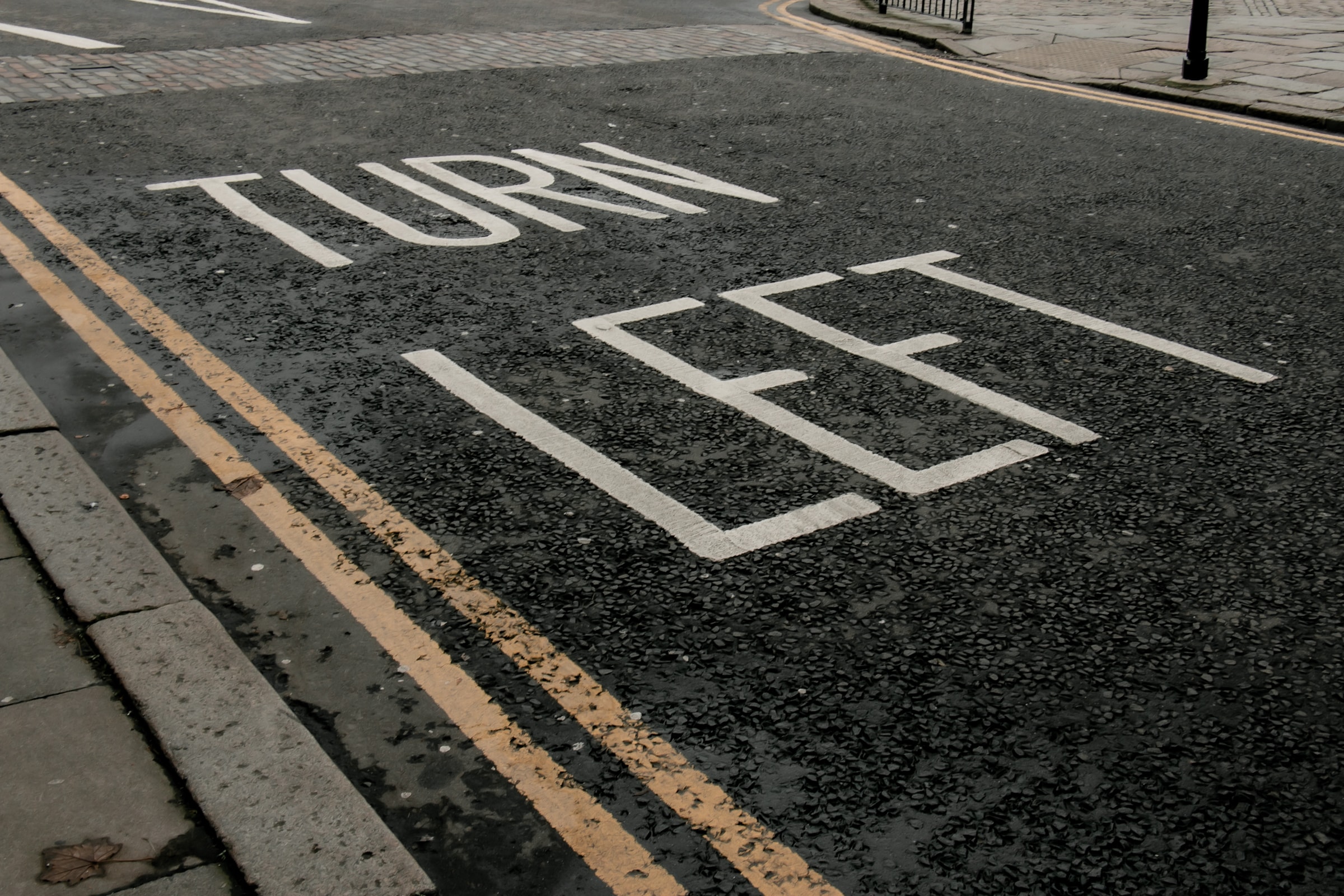 Aberdeen Schottland Linksverkehr Straßenbemalung