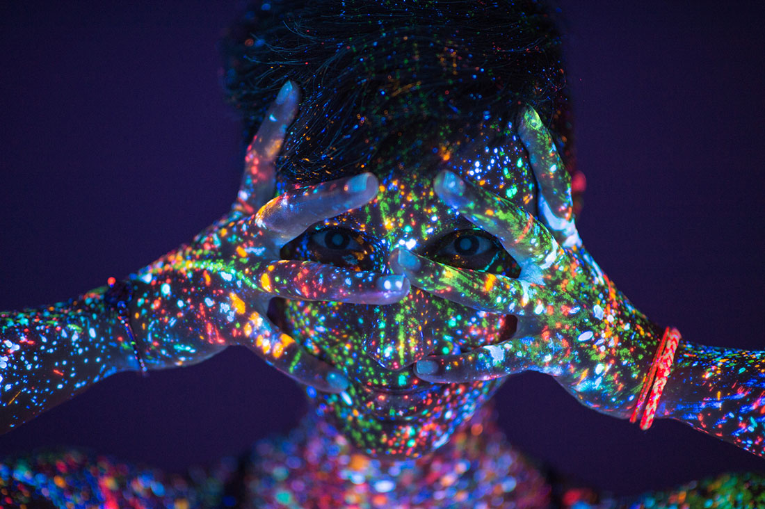 chakra-healing-energy-body-neon-girl