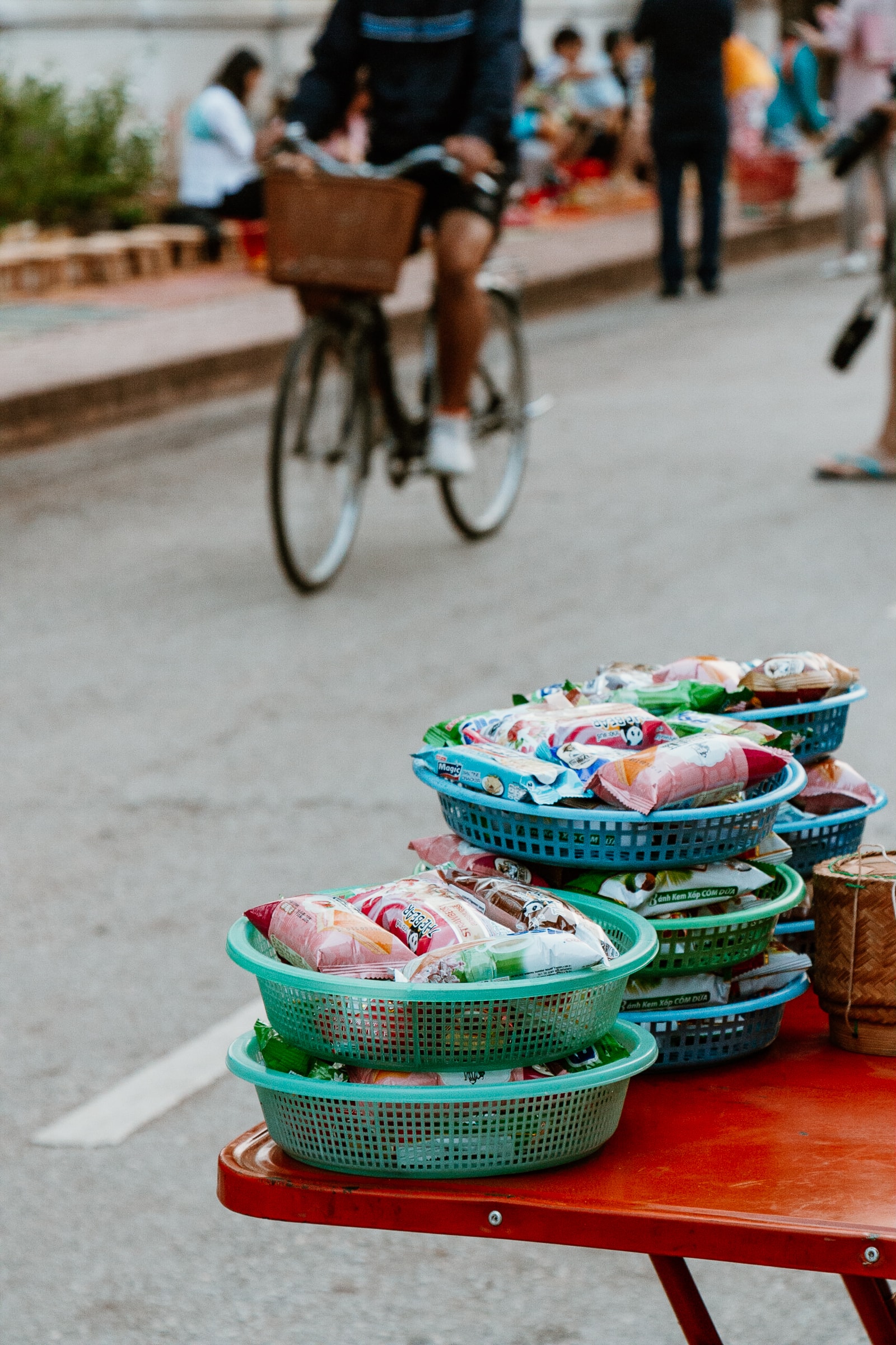 Körbe mit Almosen für die Mönche in Luang Prabang in Laos