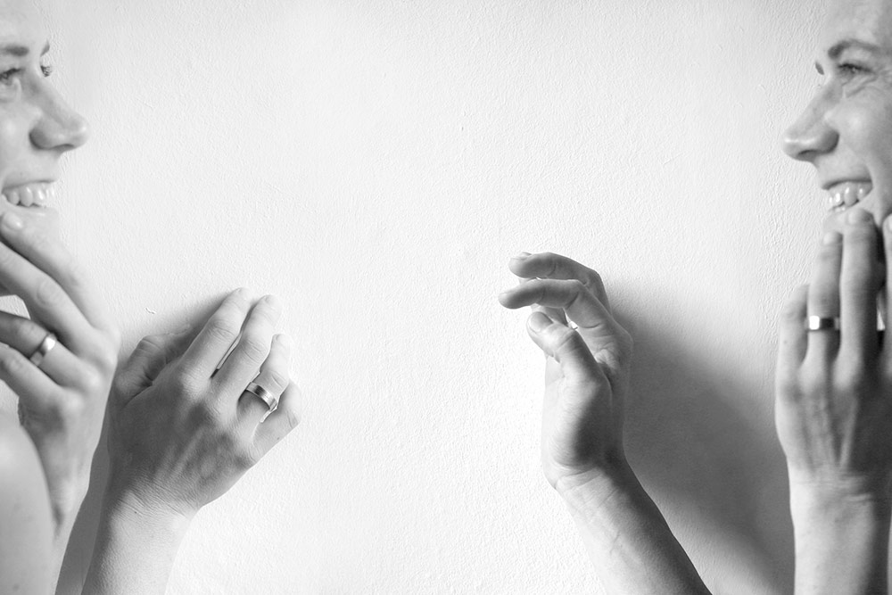 weird-coincidences-synchronicity-girl-mirror