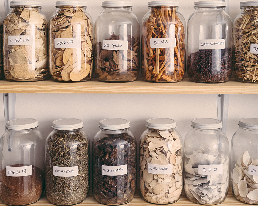chinese-herbs-in-jars