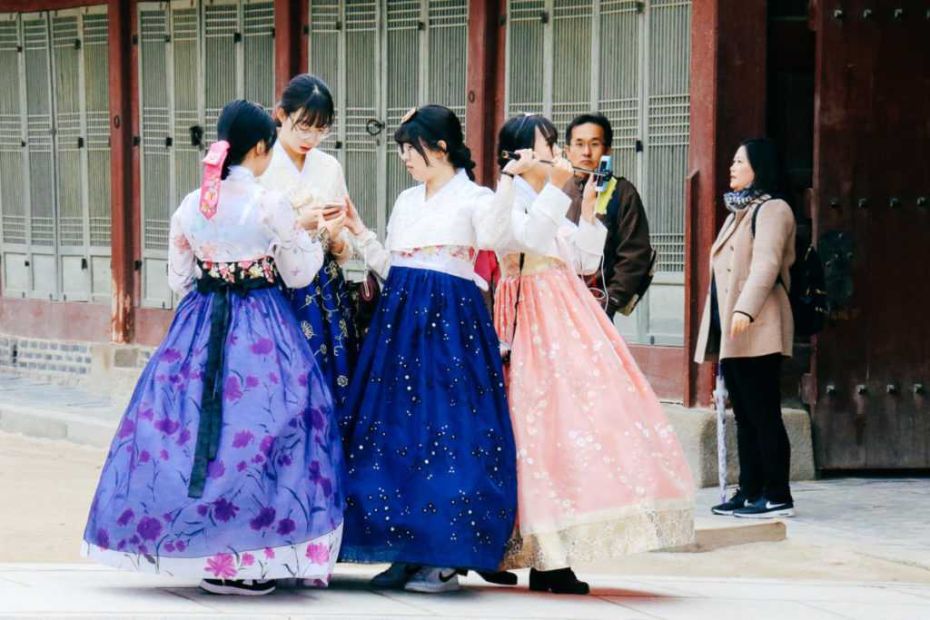 Mädchen in Tracht, Gyeongbokgung Palast, Seoul, Korea