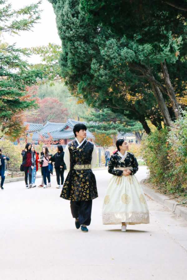 pärchen in koreanischer tracht gyeongbokgung palast seoul korea
