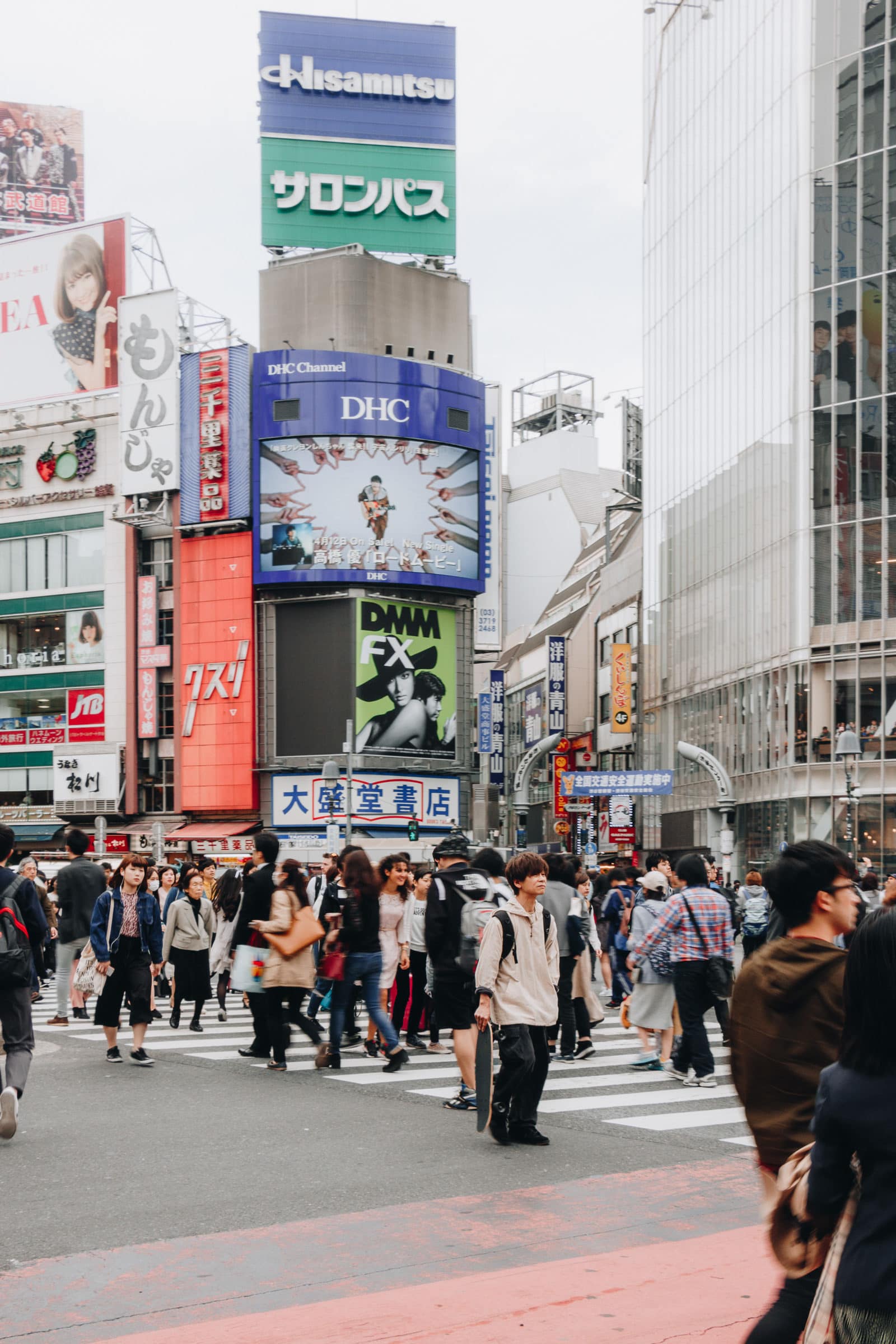 Mann mitten auf Kreuzung in Shibuya Tokio