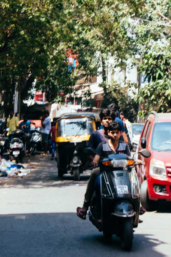 fahrt mit dem motorroller durch mumbai indien