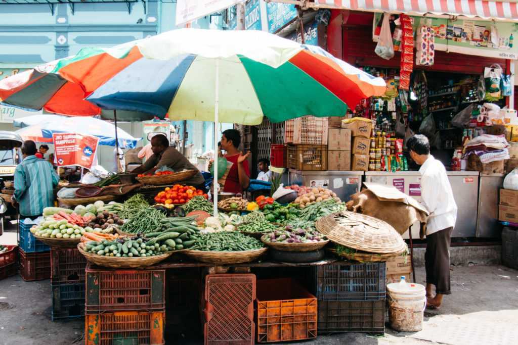 gemüseverkäufer auf dem elco market in bombay indien