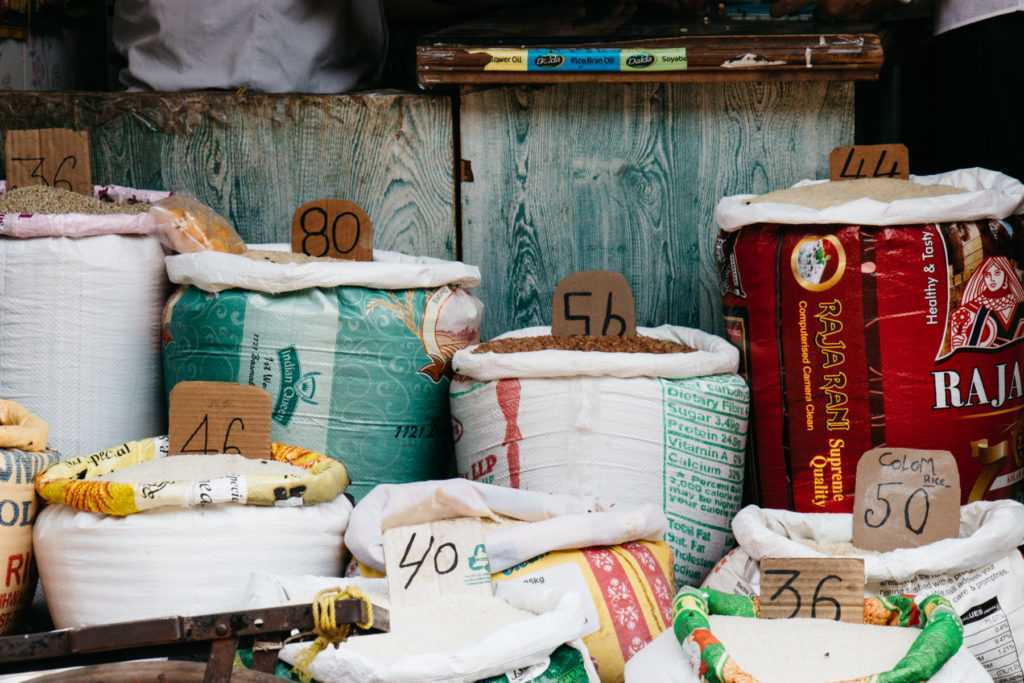 säcke mit lebensmitteln auf markt in bombay