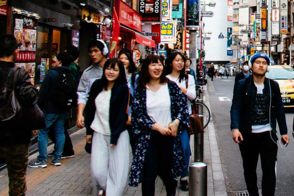 fröhliche junge Japanerinnen beim Shopping in Shibuya Tokio
