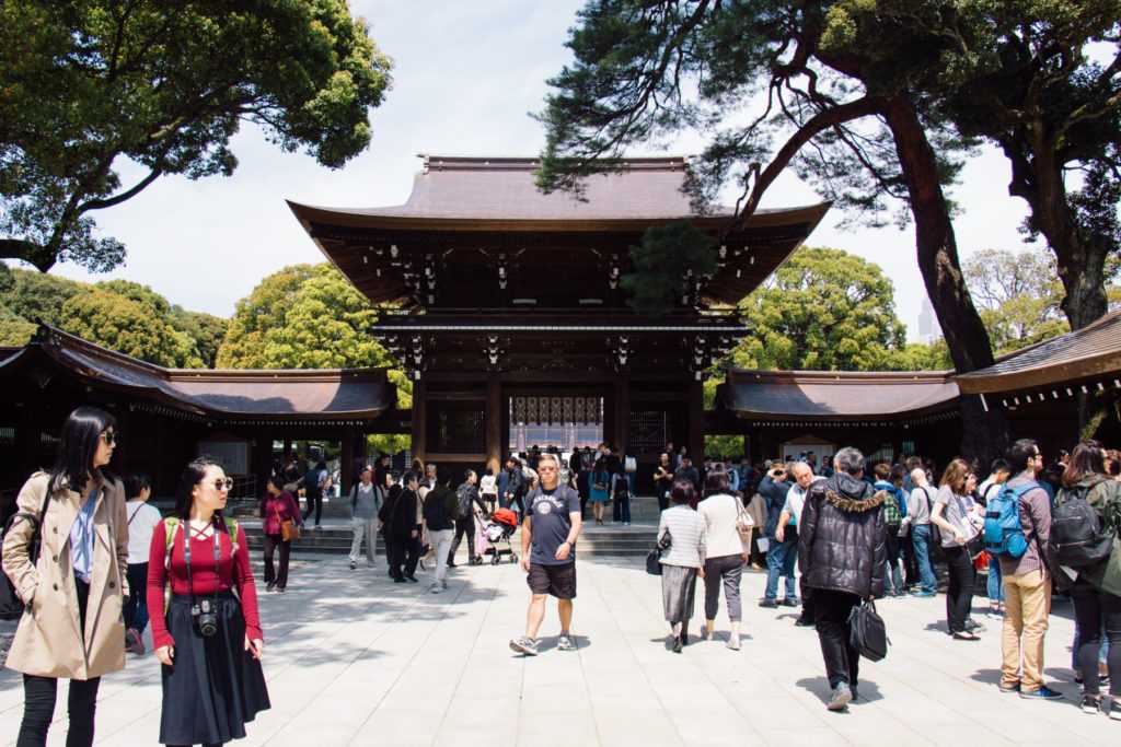 eingang zum meiji schrein in tokyo japan