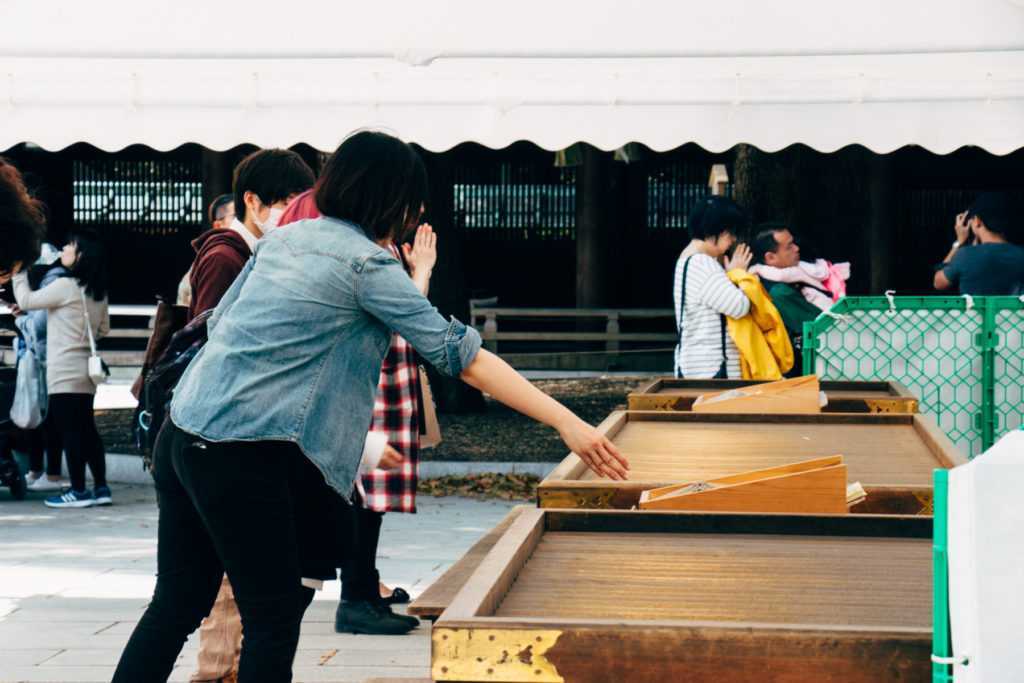 gebetsritual im shinto schrein japan