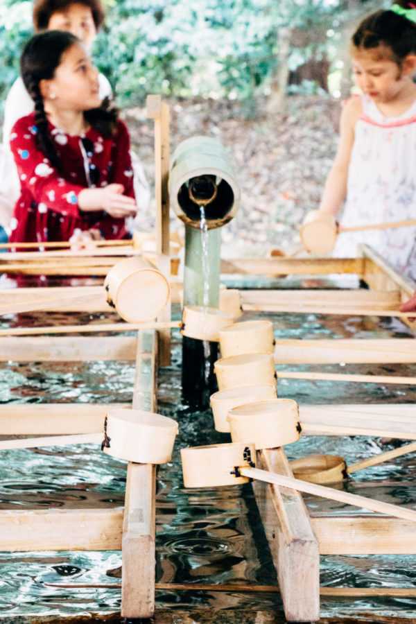 händewaschen im shinto schrein