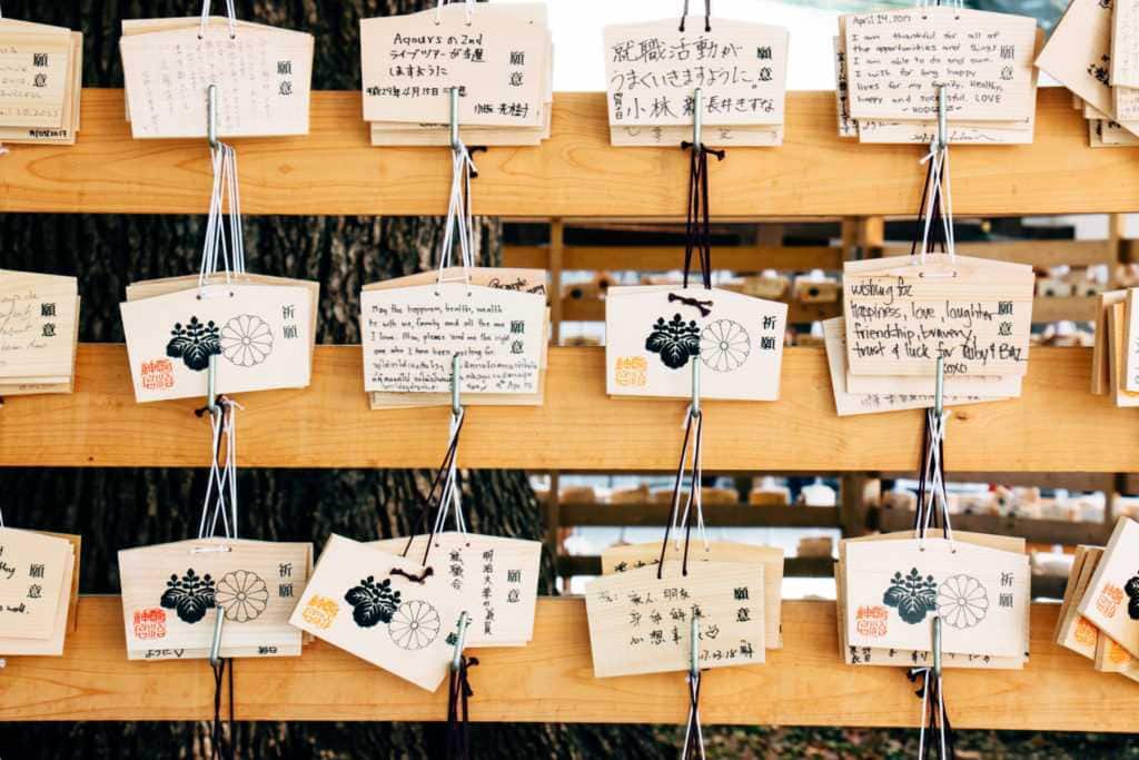 holztafeln im meiji schrein in tokyo japan