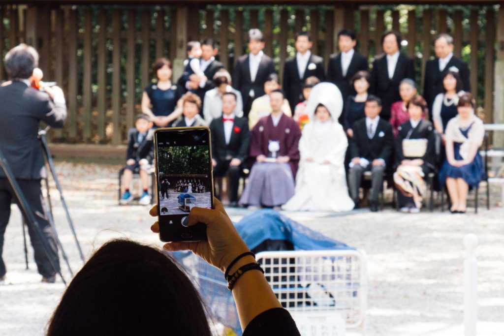 japanische hochzeitsgesellschaft bei familienfoto
