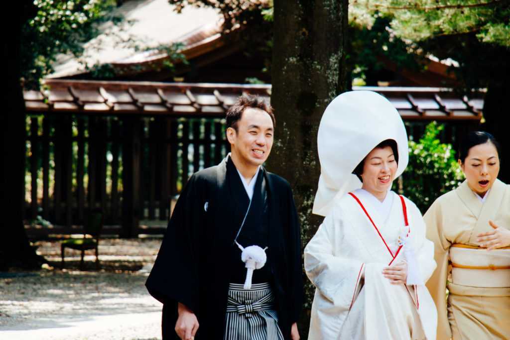 japanisches hochzeitspaar im shinto schrein