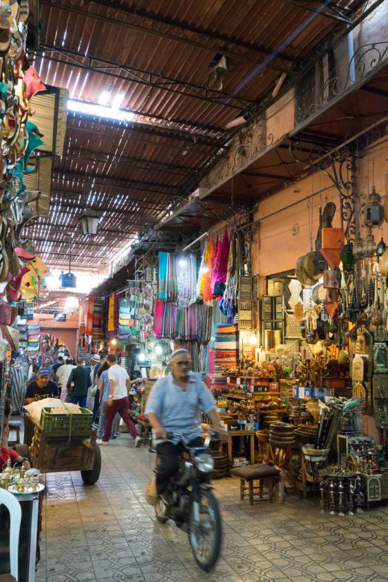 Mann auf Fahrrad in Souks Marrakesch