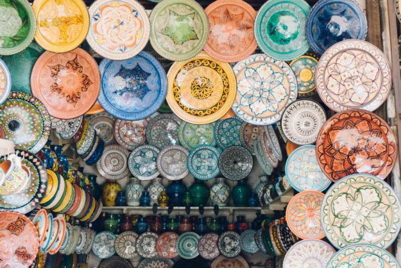 Bunte Teller in den Souks von Marrakesch