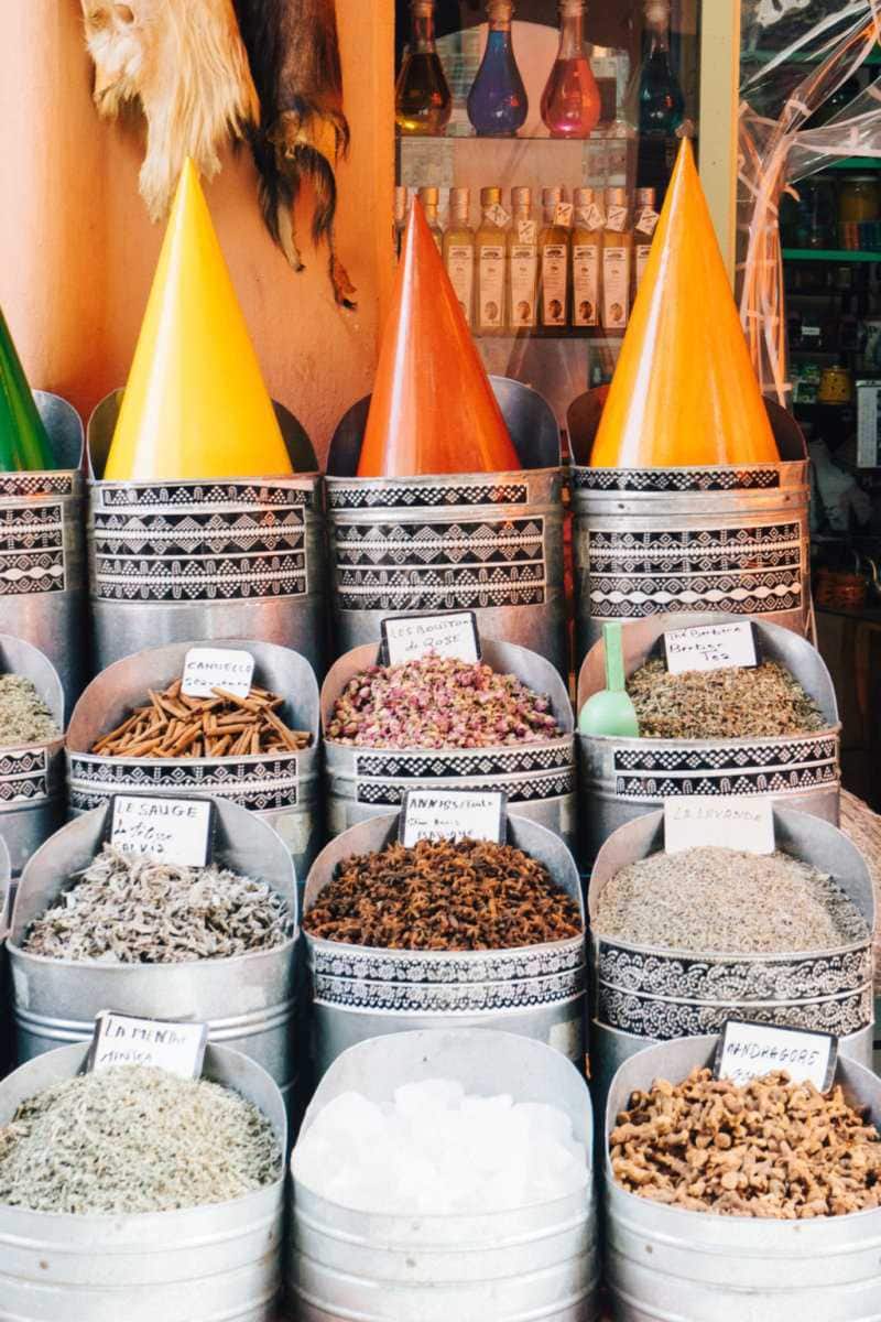 Gewürze orange rot gelb Souks Marrakesch