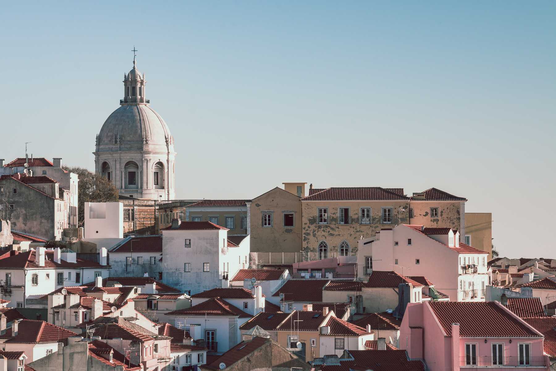 Aussicht auf Alfama vom Miradouro de Santa Luzia Lissabon