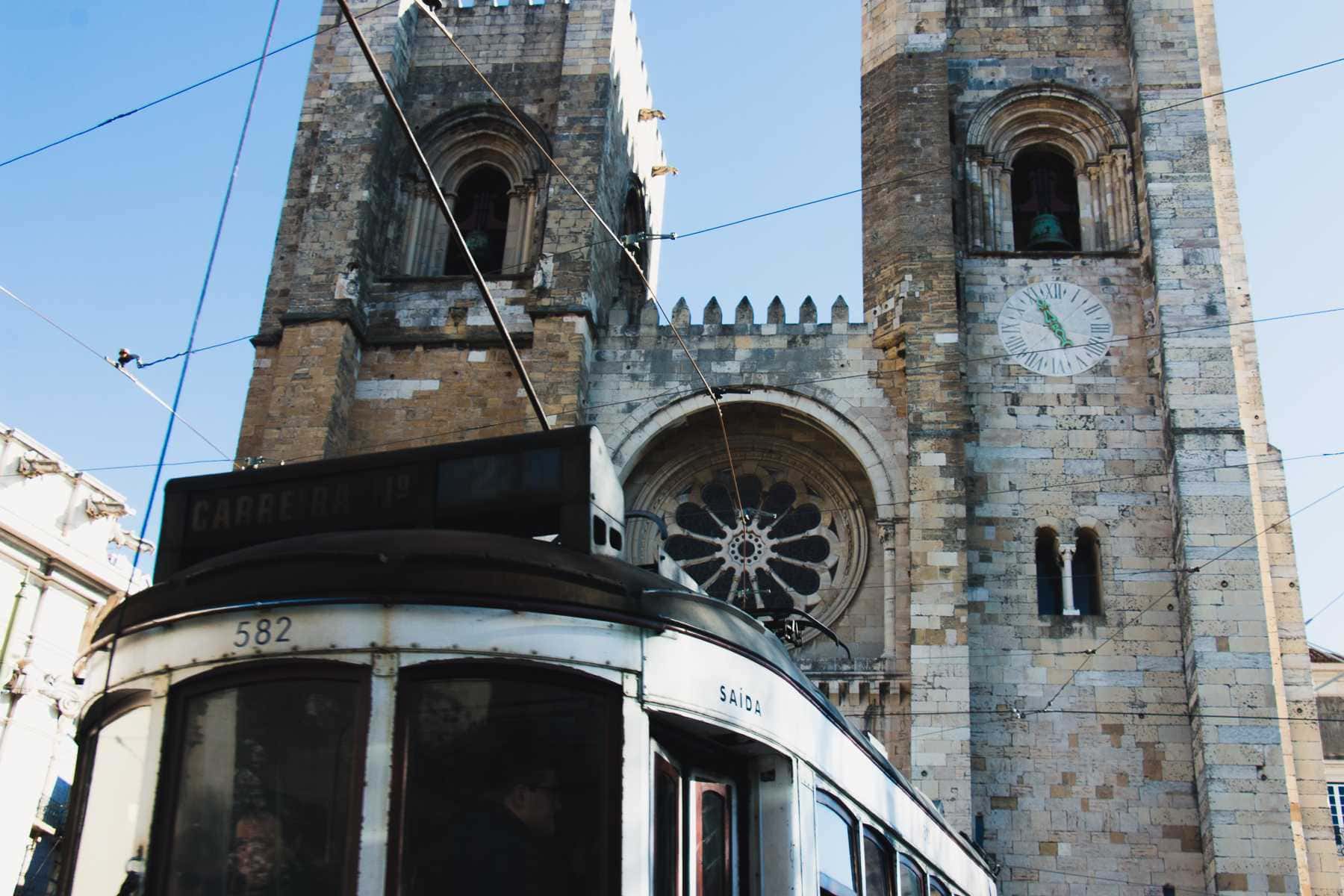 Straßenbahn vor Kathedrale in Lissabon
