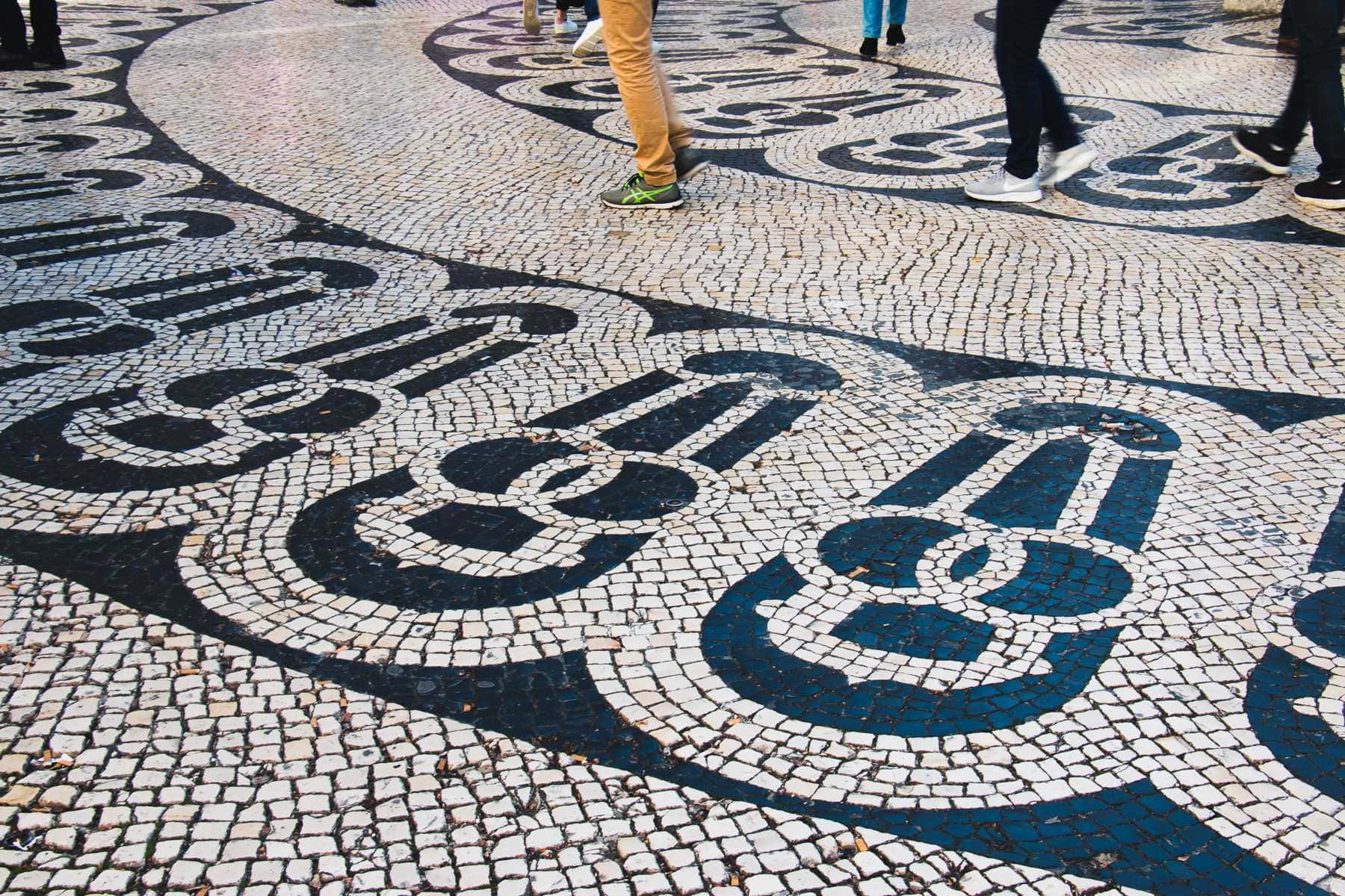 Kopfsteinpflaster in Lissabon Portugal