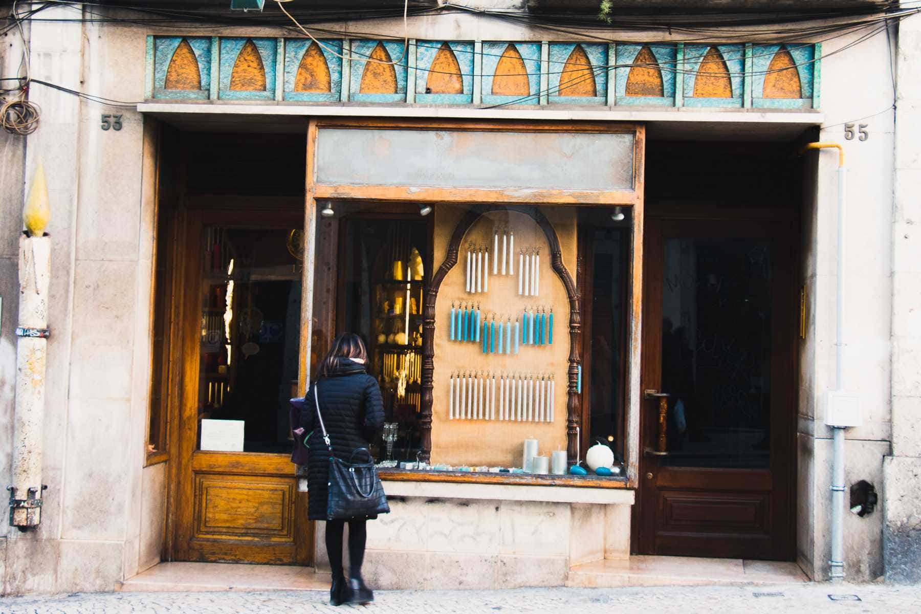 Laden mit Kerzen in Lissabon