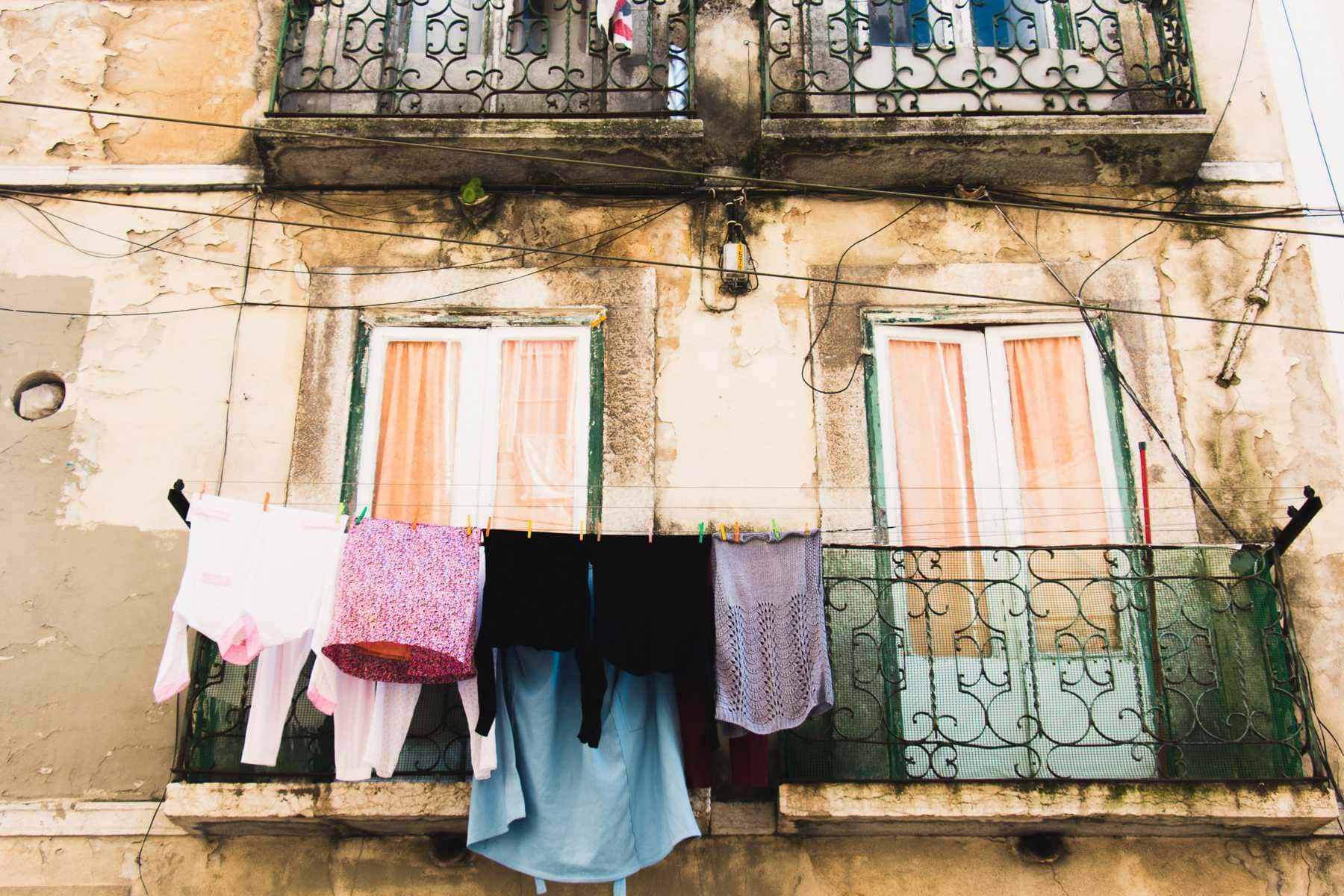 Wäscheleinen vor Fenster in Lissabon