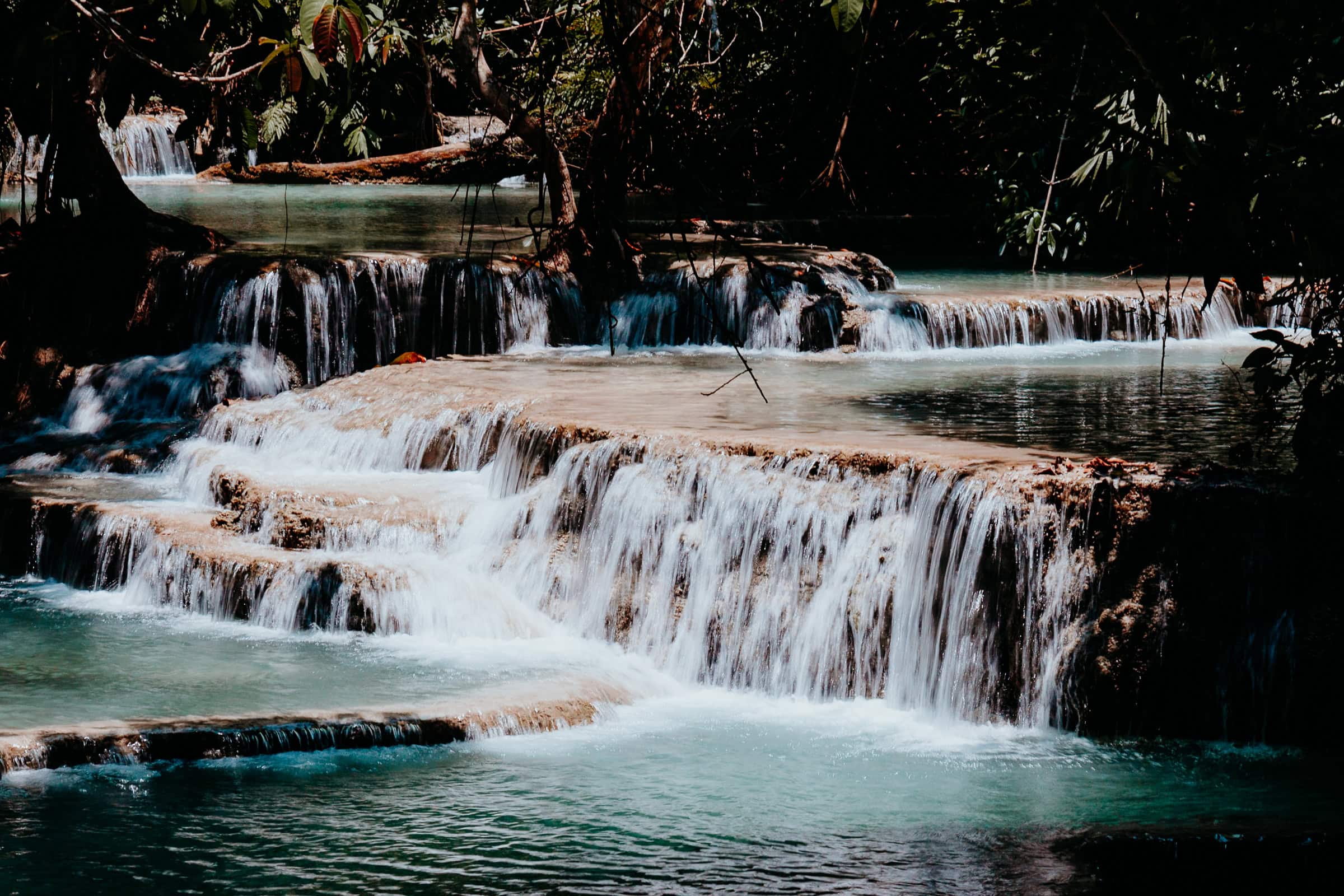 Stufenwasserfall im Wald
