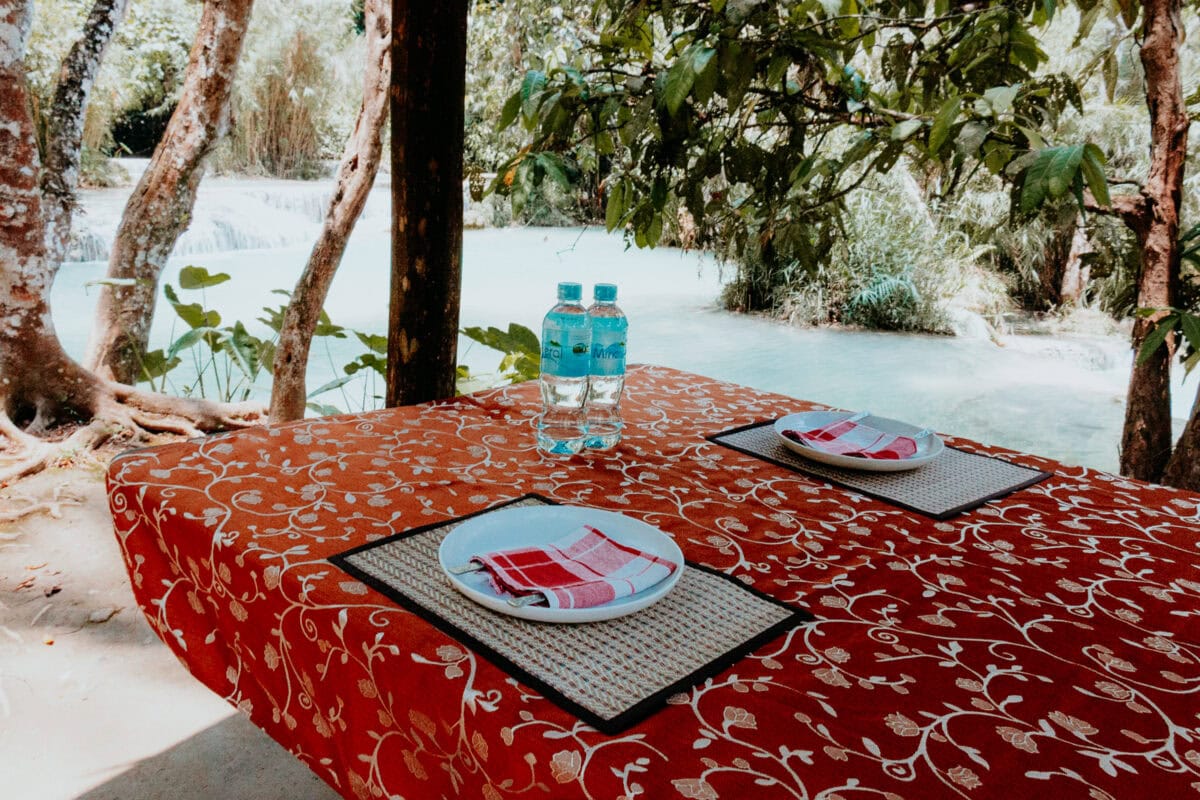 Gedeckter Tisch am Flussufer, ländliche Umgebung