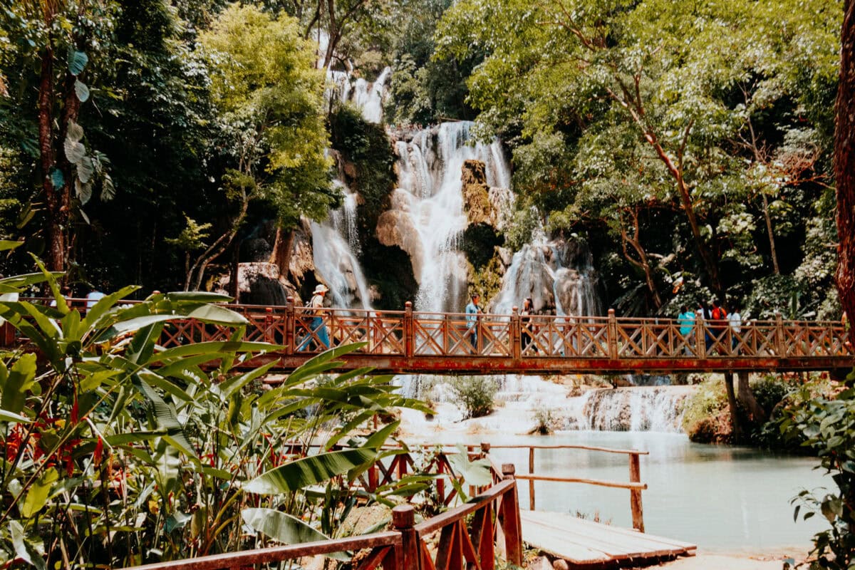 Holzbrücke und Wasserfall im Dschungel