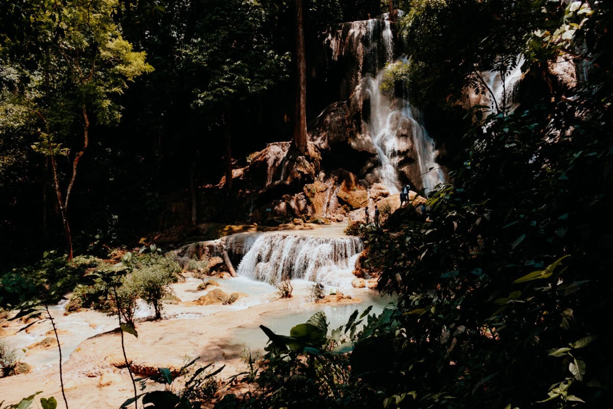 Wasserfall im Wald mit Personen