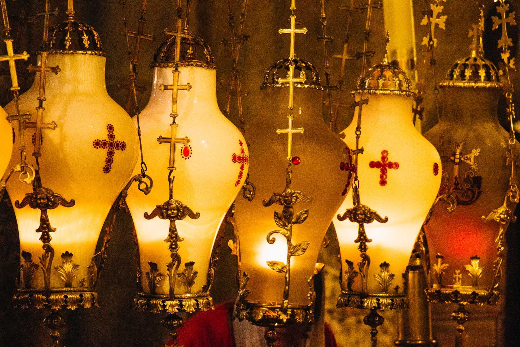 Lampen Salbungsstein Grabeskirche Jerusalem