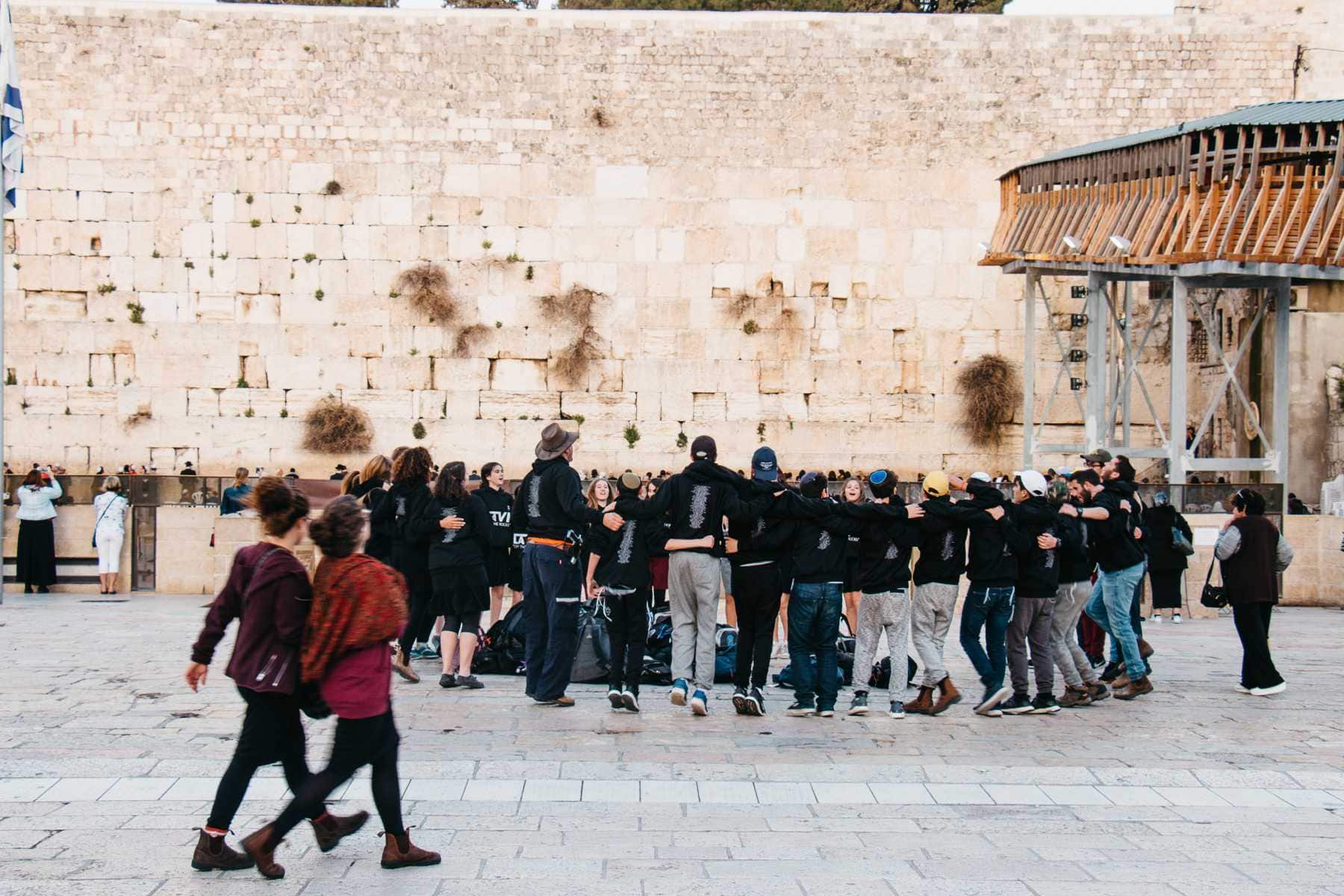 Tanzende Jugendliche Klagemauer Jerusalem
