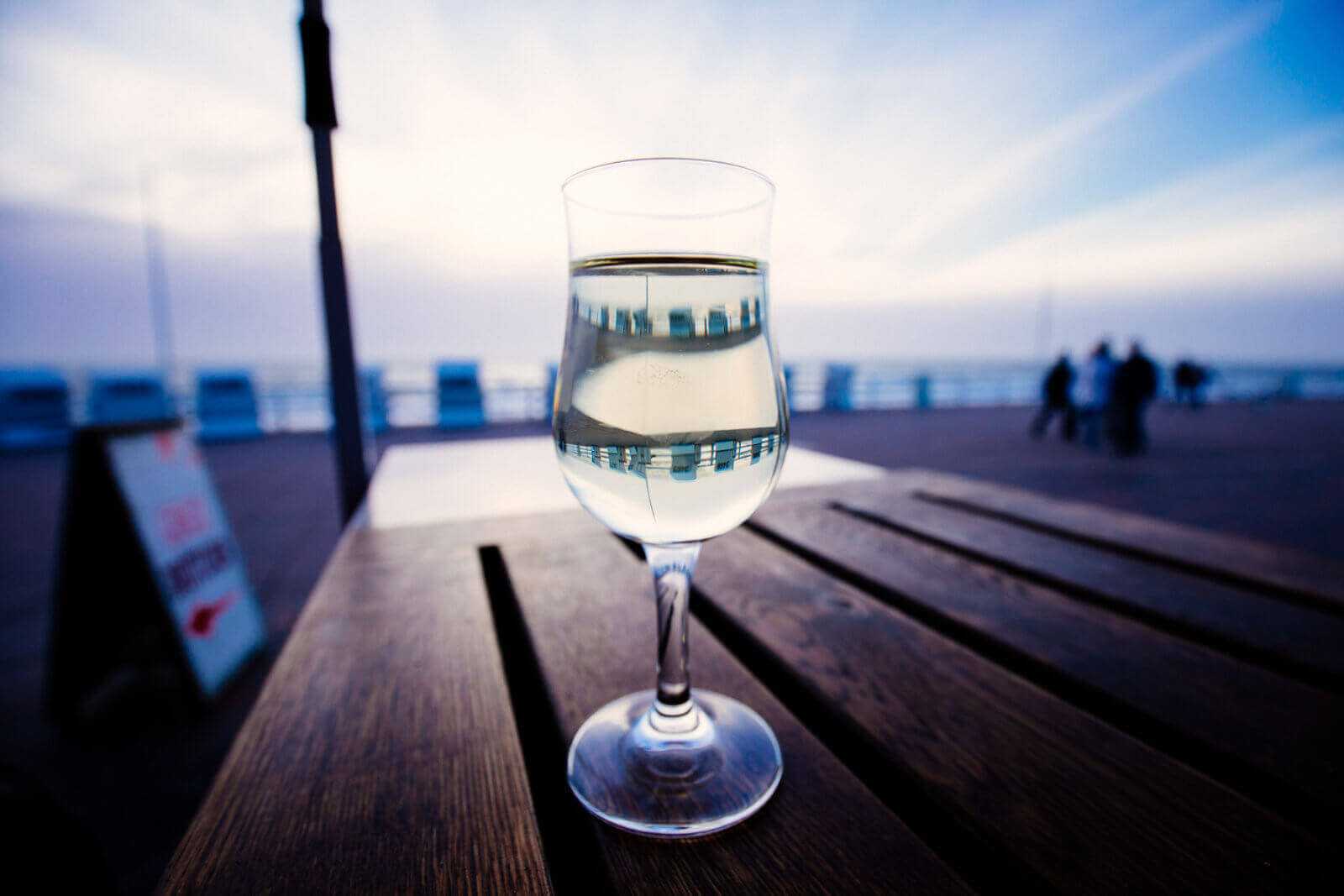 Sylt Sehenswürdigkeiten Westerland Promenade Glas Weißwein