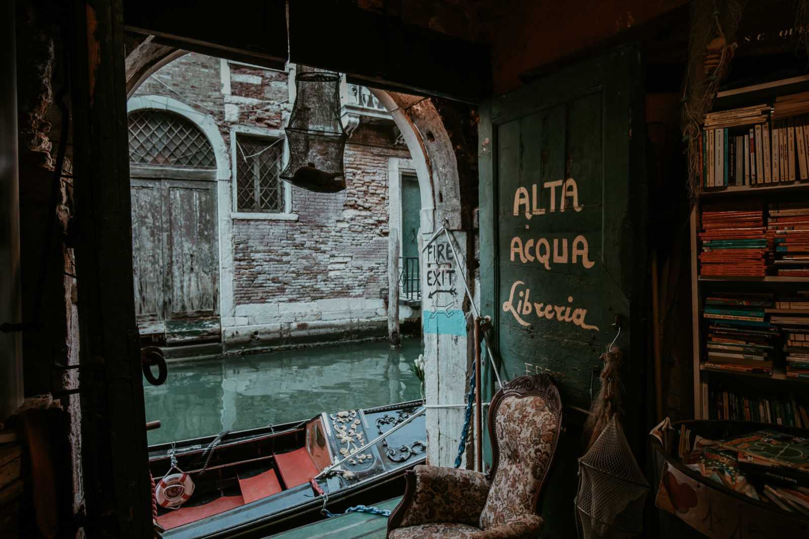 Libreria Acqua Alta Venedig Tür Aussicht auf Kanal