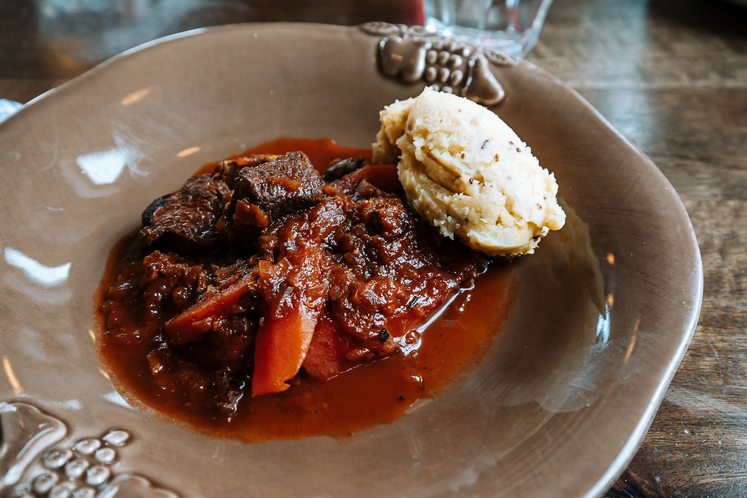 Georgisches Gulasch mit Kartoffelpüree