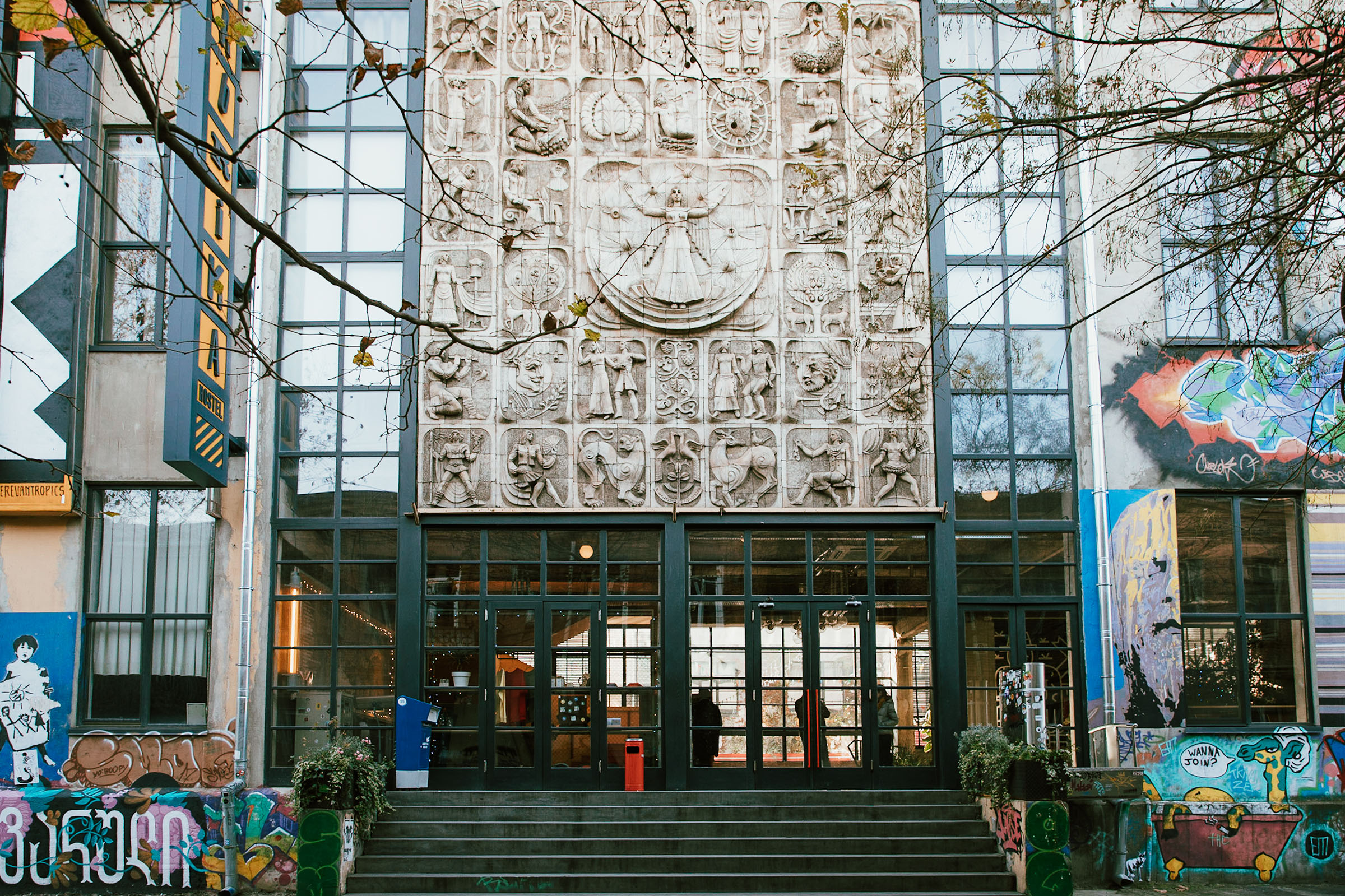 Eingang ehemalige Fabrik Fabrika Tbilisi