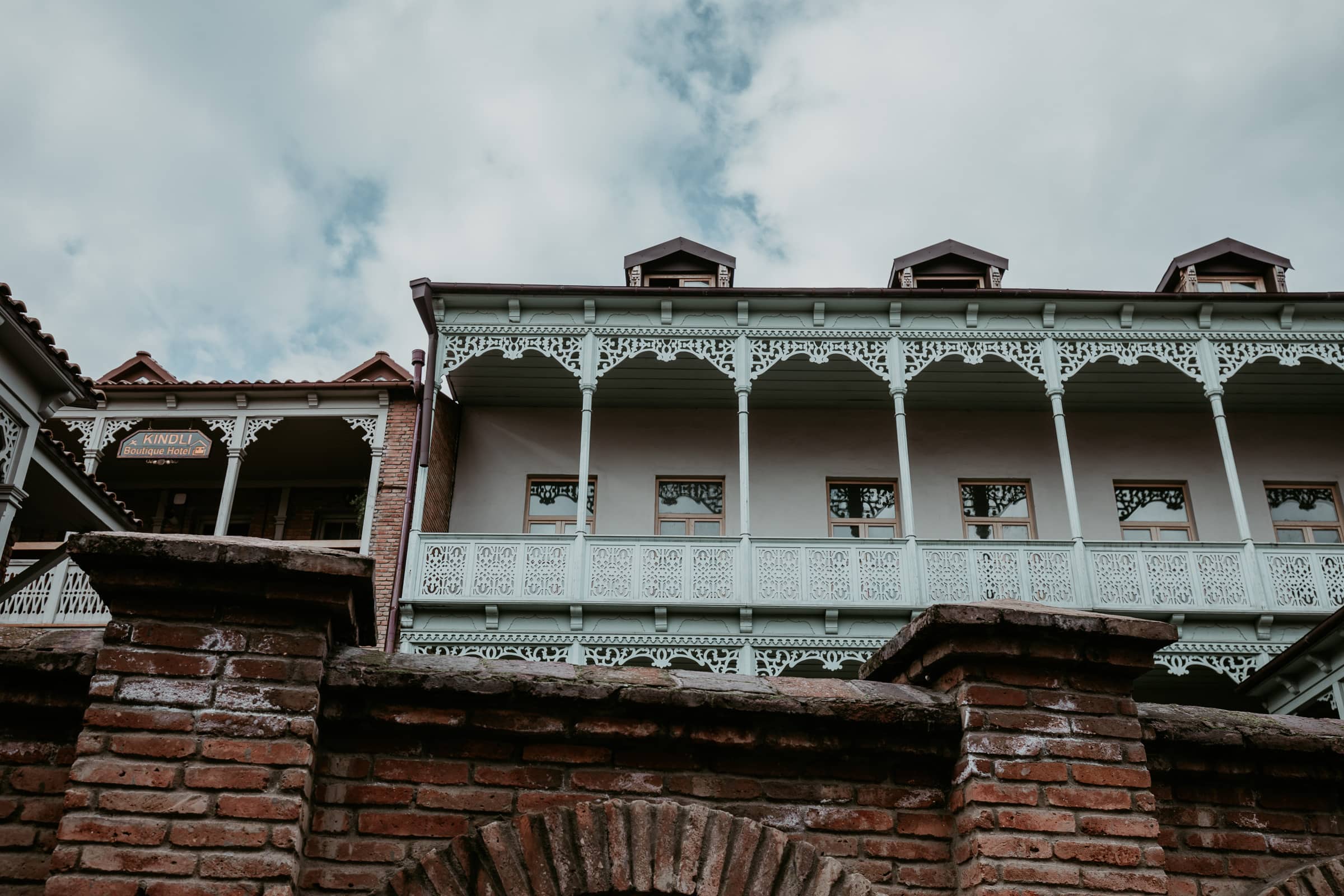 Tiflis Sehenswürdigkeiten Altstadt Häuser mit Laubengängen und Balkone