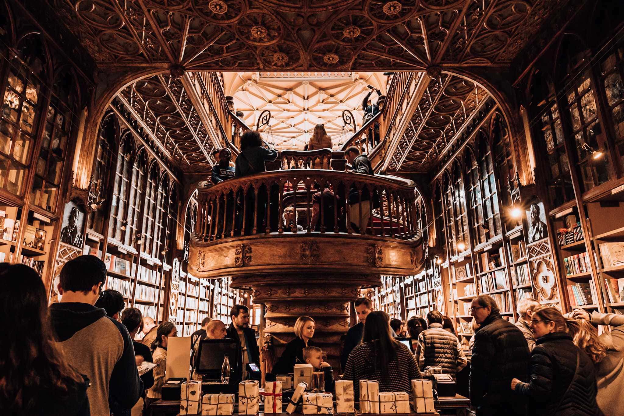 Porto Sehenswürdigkeiten: Livraria Lello mit Treppe