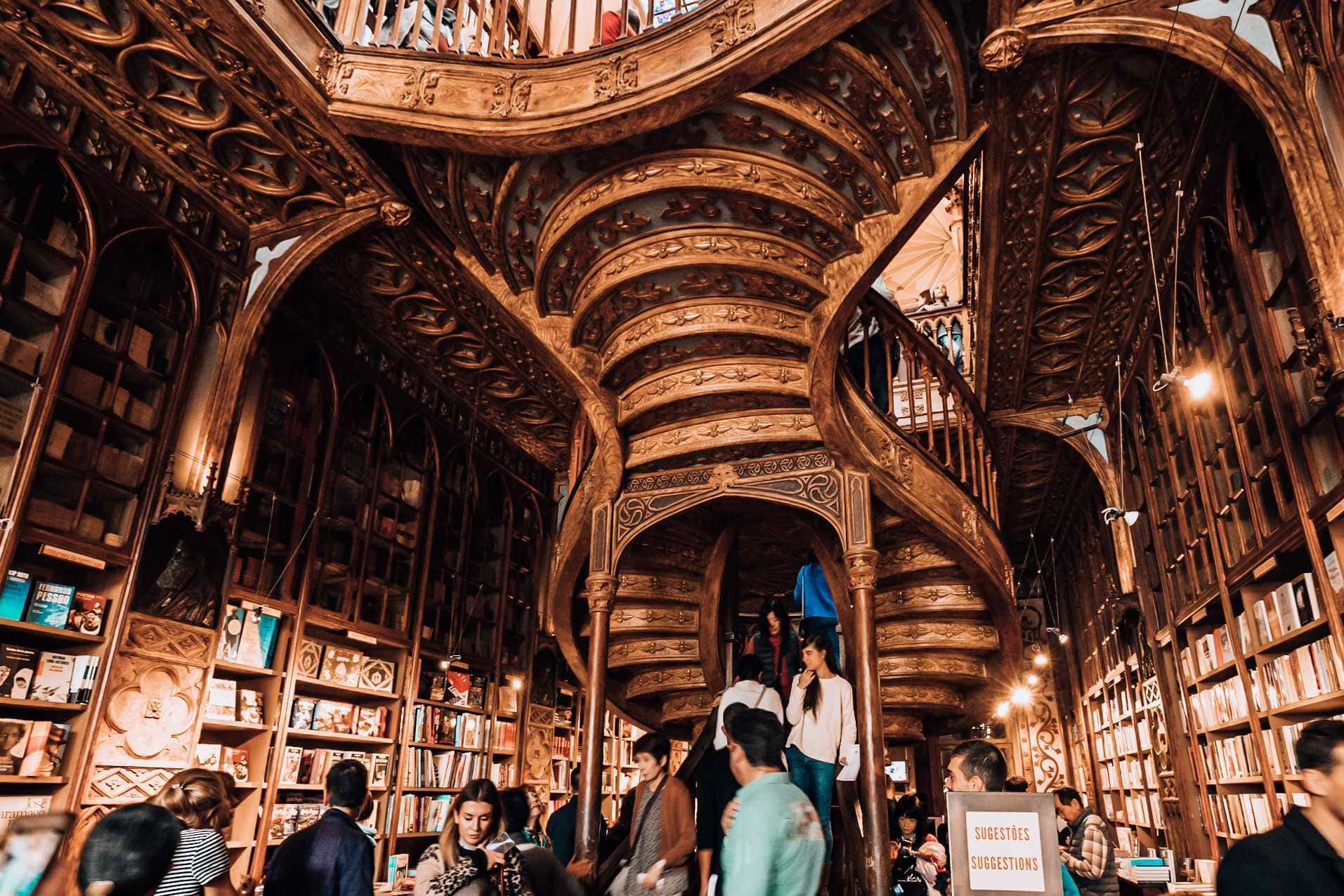 livraria lello porto holztreppe