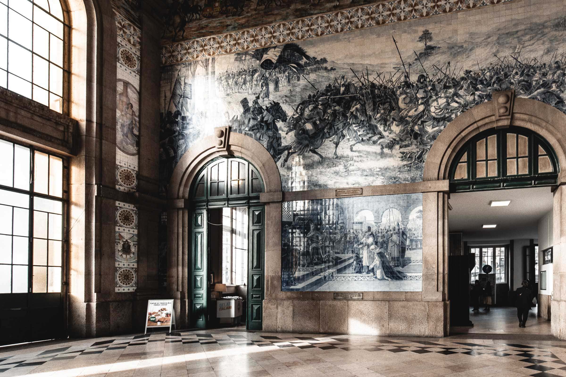 estacao sao bento innen mit azulejos in porto
