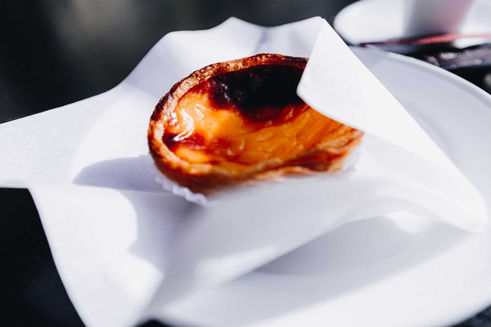 Pastel de Nata in weißer Serviette auf Teller