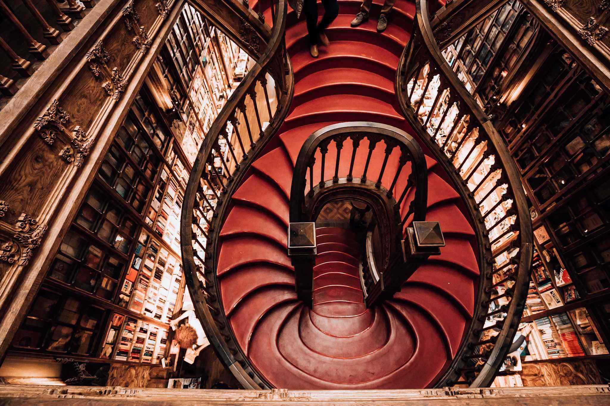 Rote Treppe mit Holzvertäfelung