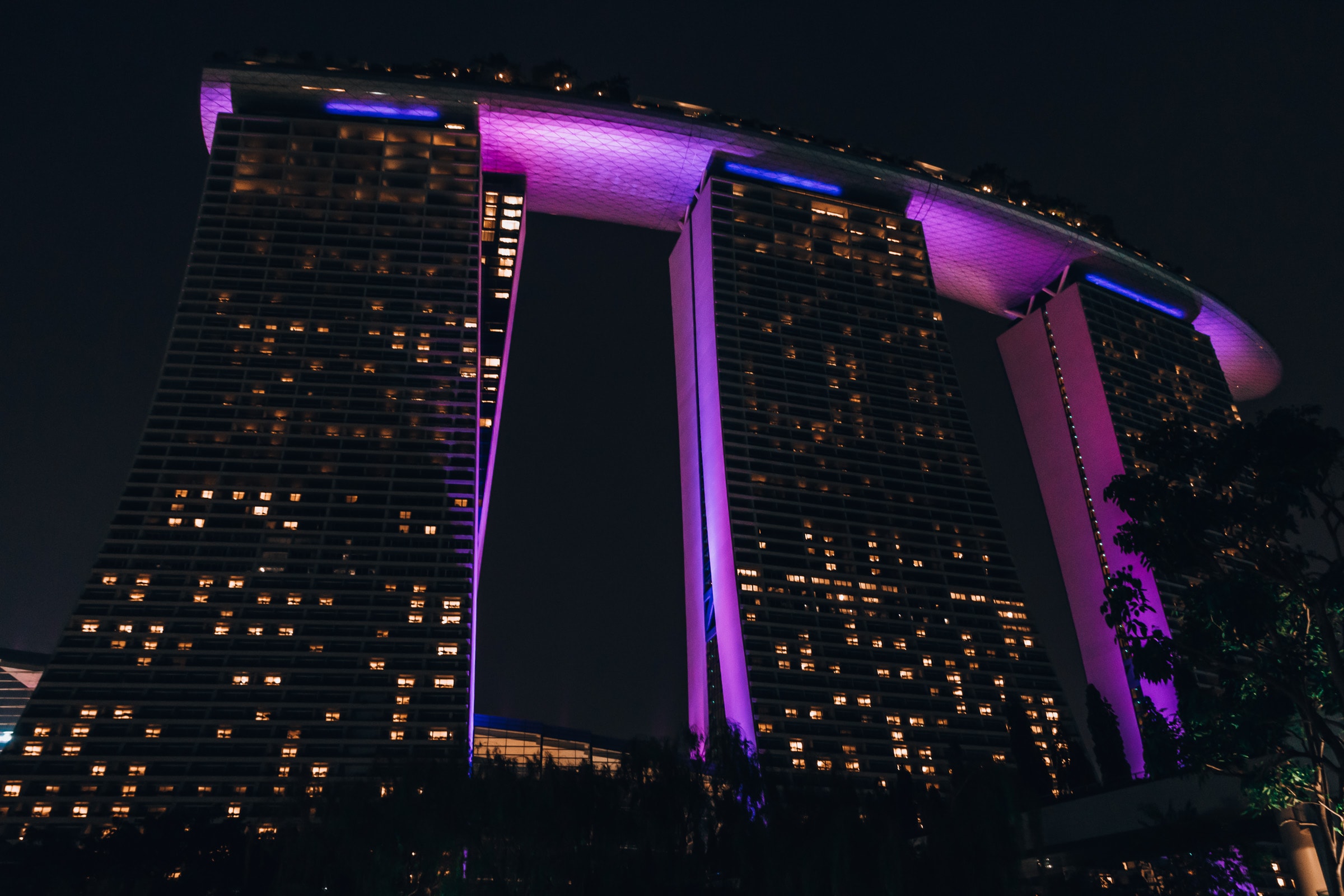 Marina Bay Sands Hotel in den Gardens by the Bay bei Nacht beleuchtet