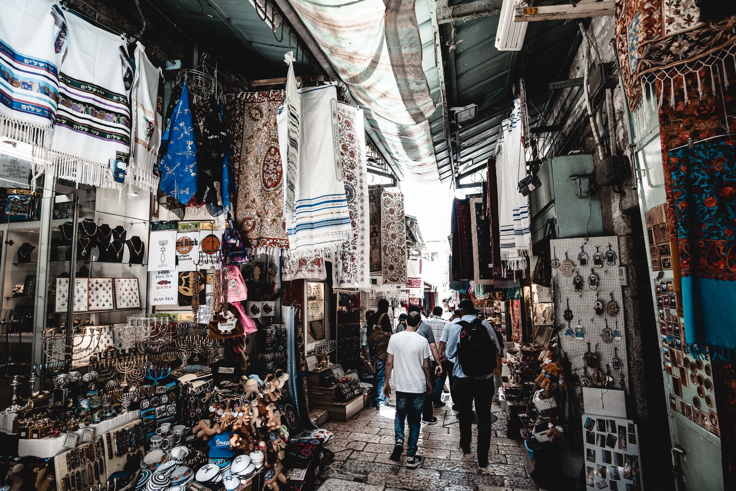Altstadt Gasse in Jerusalem mit Läden rechts und links Markt Souk Sehenswürdigkeiten