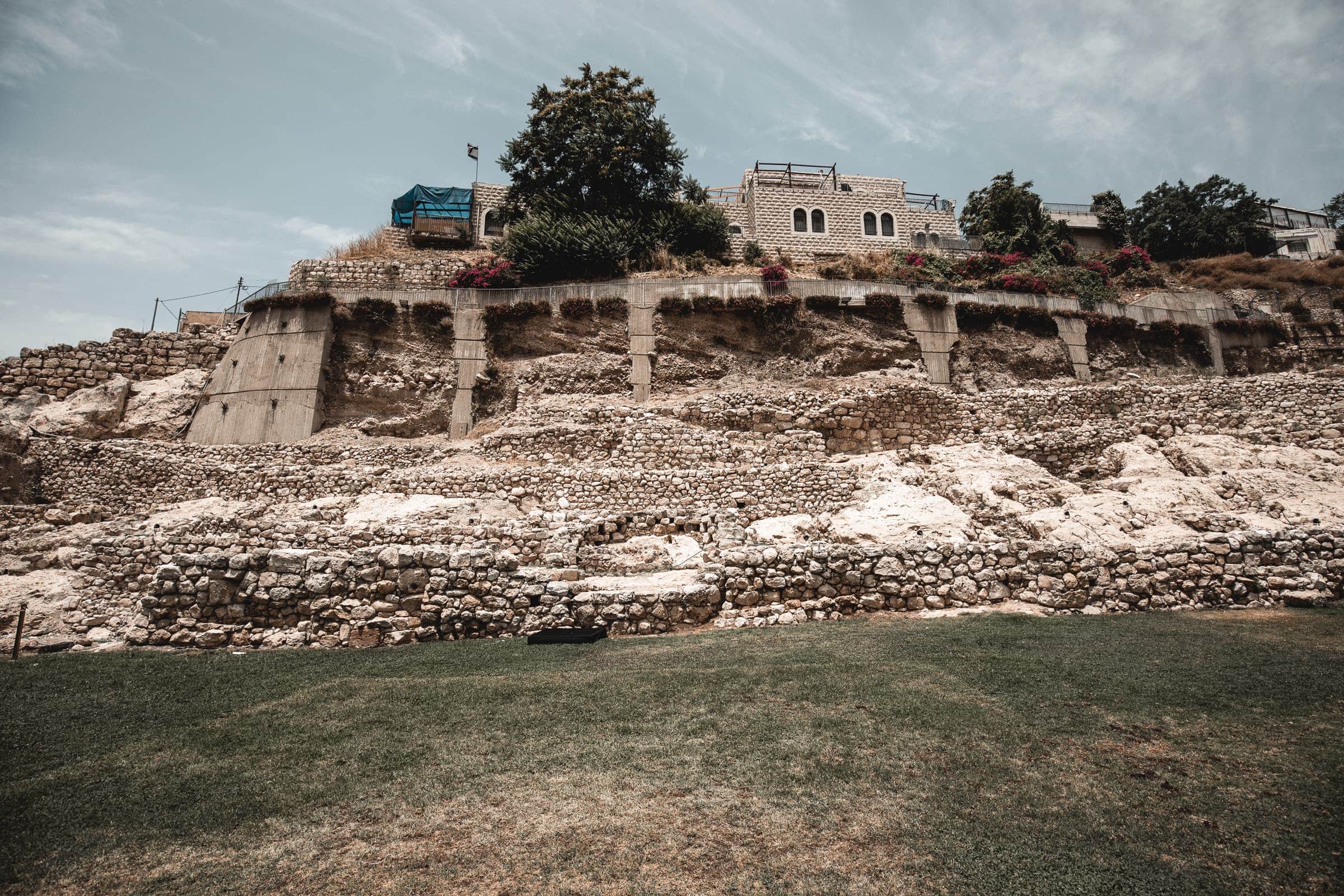 Jerusalem Sehenswürdigkeiten Hang mit verschiedenen Gesteinsschichten in der archäologischen Ausgrabung der City of David in Jerusalem