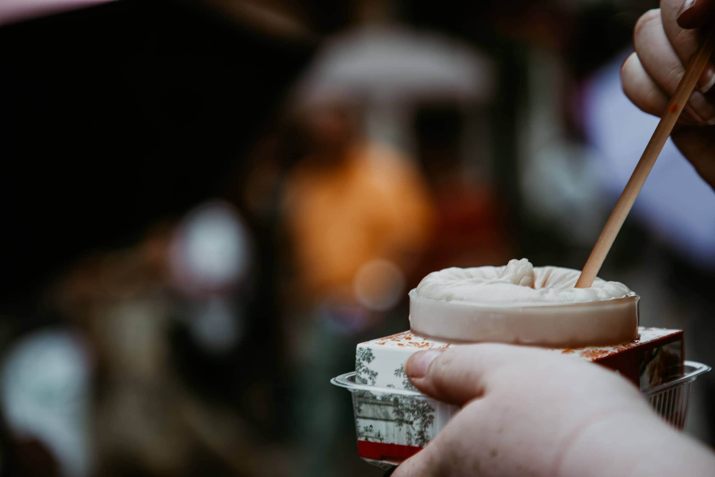 Suzhou Küche auf der Shantang Street Tangbao mit Strohhalm