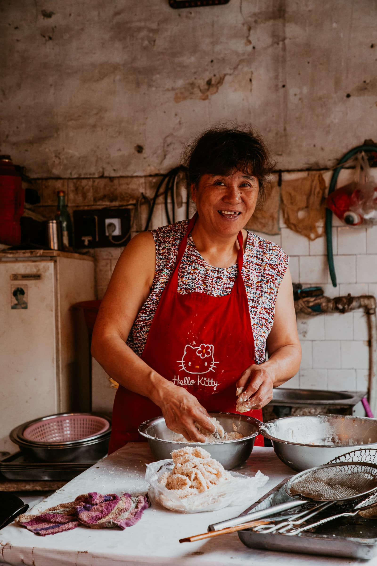 Suzhou Sehenswürdigkeiten Köchin in Garküche in der Shantang Street
