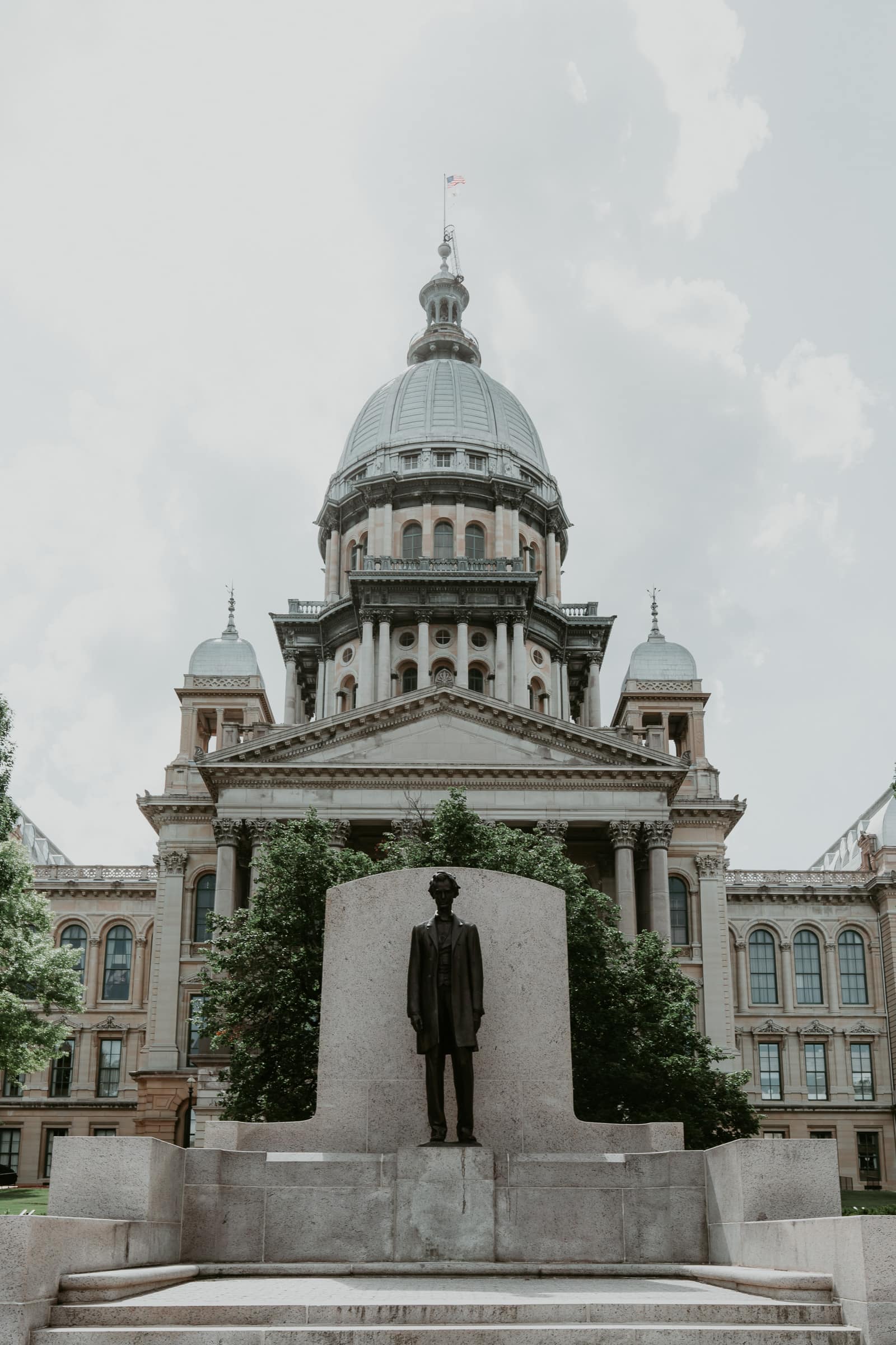 Springfield Illinois Sehenswürdigkeiten State Capitol mit Abraham Lincoln Statue