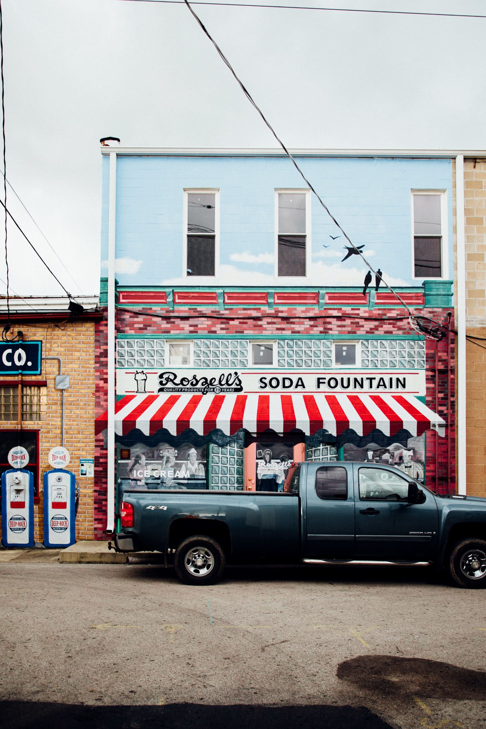 pontiac illinois walldog mural